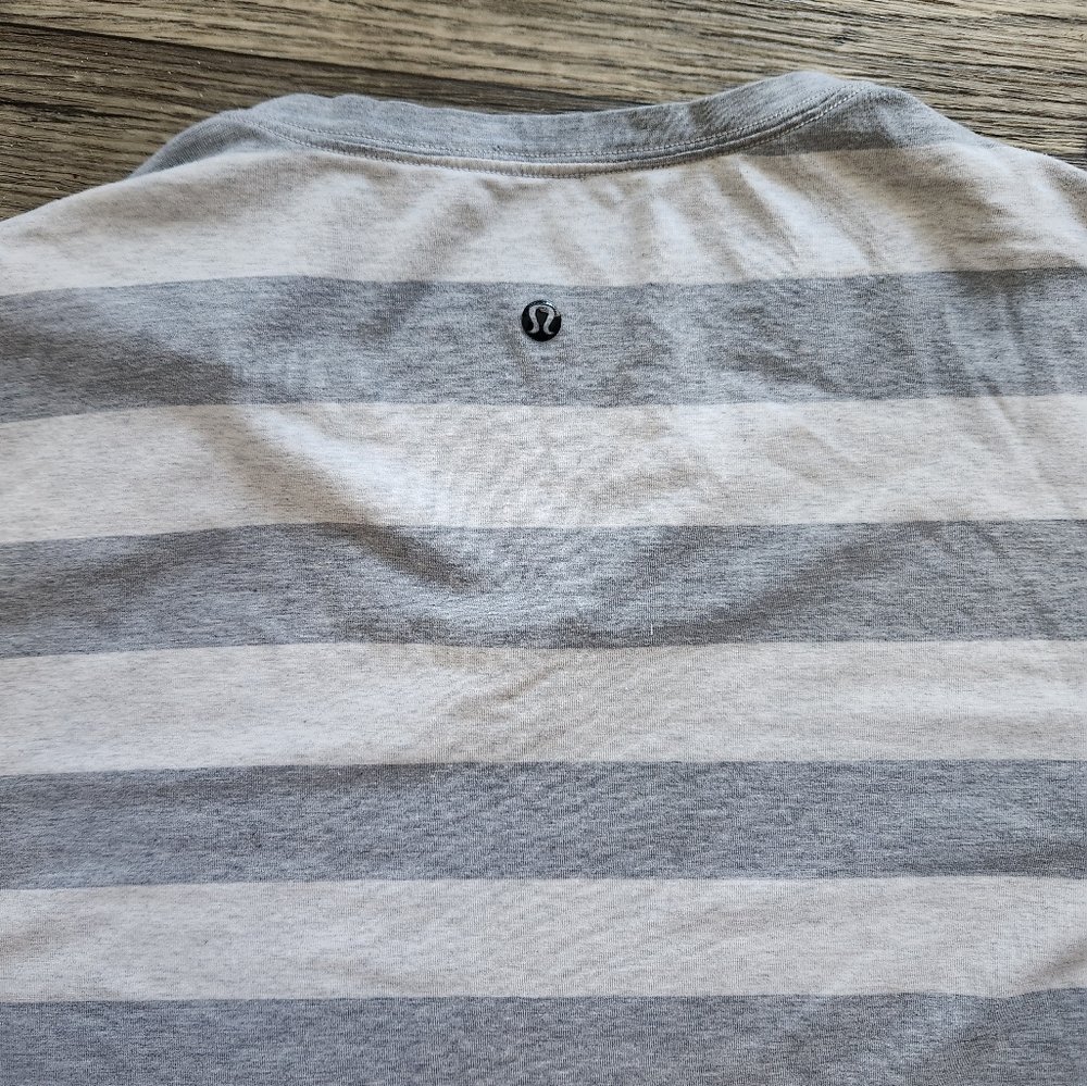 Lululemon Shirt Large Short Sleeve V-Neck Striped Relaxed Fit Athleisure - Picture 6 of 7